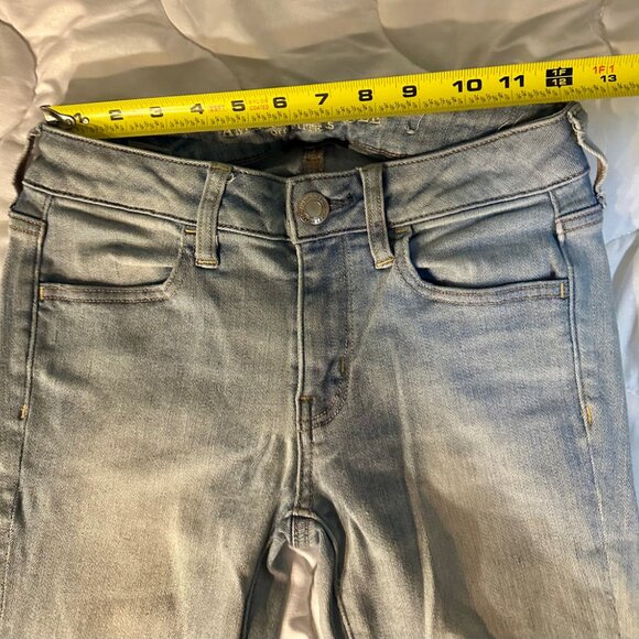 Light-Wash American Eagle Jeans Size 4 Long Inseam 29 inches straight - Picture 5 of 11
